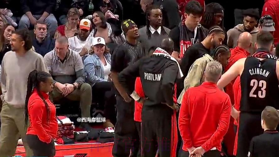 阿夫迪亚抢篮板落地后扶着后腰，随后直接走回更衣室