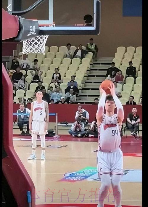 王哲林全场投篮5中3,罚球2中1得到8分9篮板2助攻1抢断 王哲林全场投篮5中3,罚球2中1得到8分9篮板2助攻1抢断